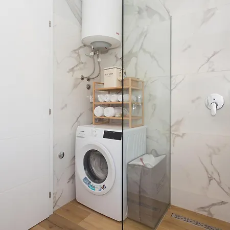 Cozy In Okrug Gornji With Swimming Pool Apartman *