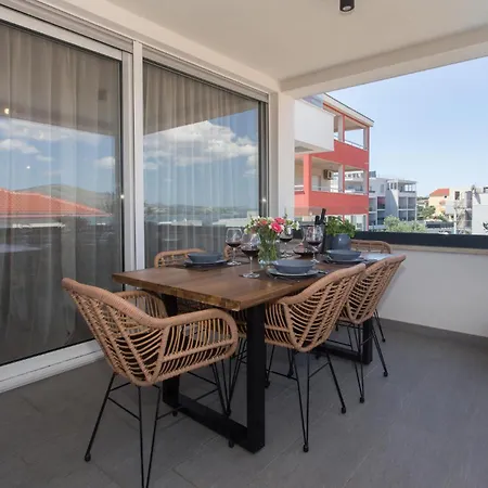 Apartman Cozy In Okrug Gornji With Swimming Pool *