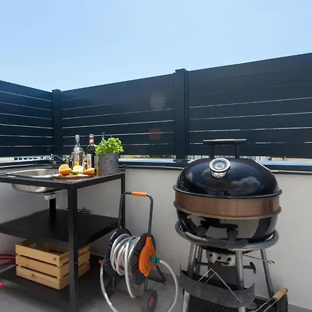 Apartman Cozy In Okrug Gornji With Swimming Pool