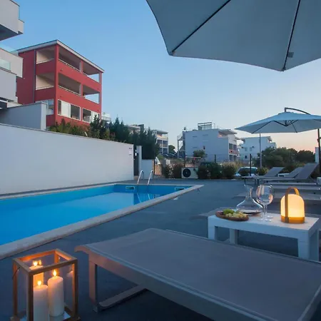 Cozy In Okrug Gornji With Swimming Pool Apartman *